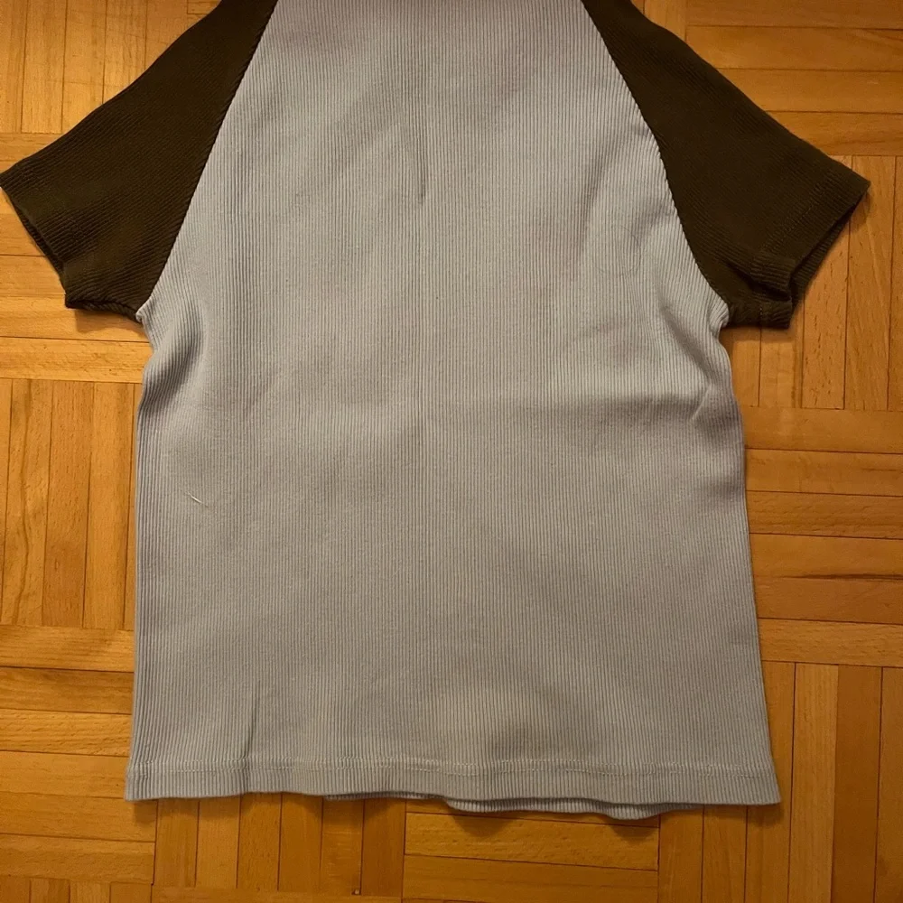 Brandy Melville Brown and Blue Raglan T-Shirt - Picture 2 of 3